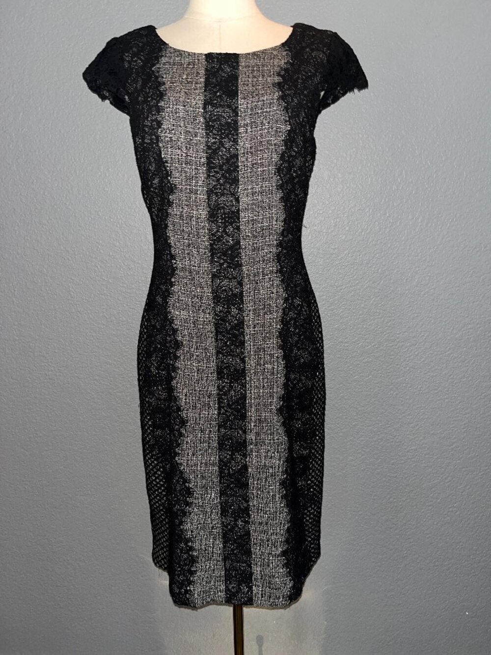 BETSEY JOHNSON LACE EDGED BLACK TWEED SHEATH COCKTAIL DRESS - EUC - SIZE 4